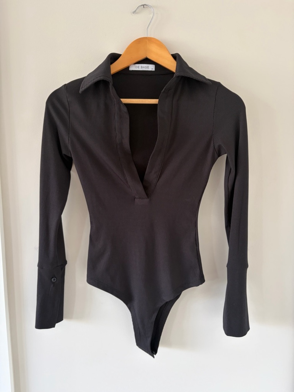 De Base Long-Sleeve Ribbed Plunge B-Neck Collar Bodysuit in Black